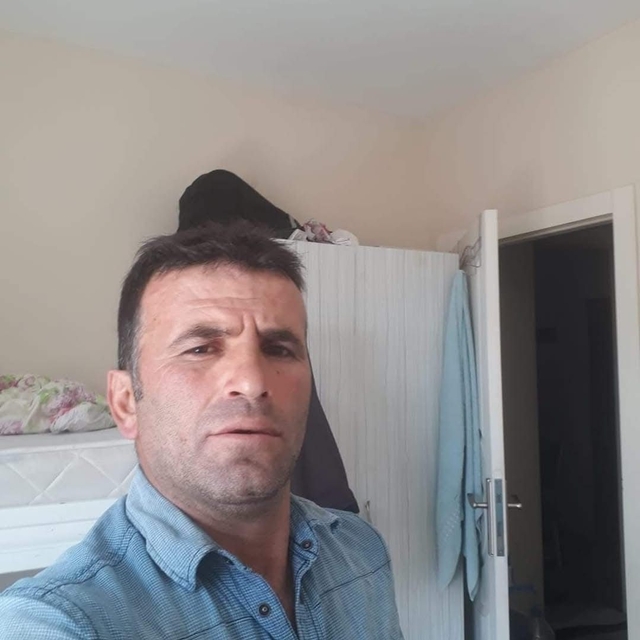 Eşini porselen bardakla başına vurarak öldürdü