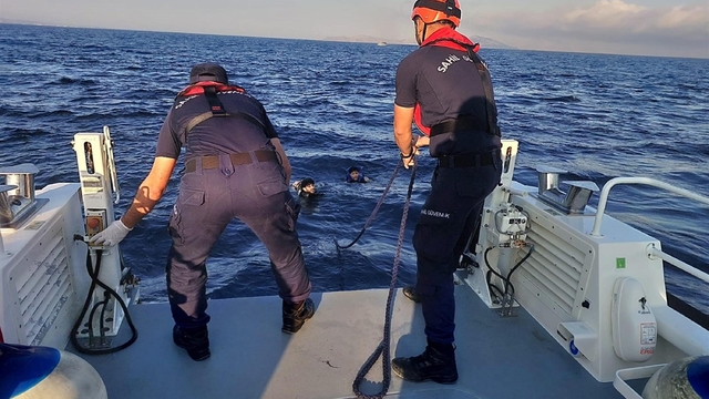 Yunanistan'a yüzerek geçmeye çalışan 5 kaçak göçmen yakalandı