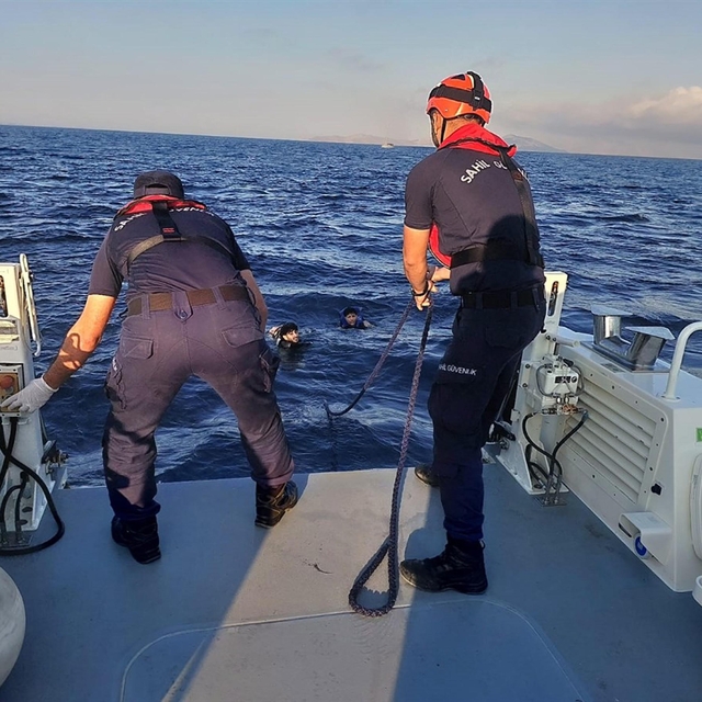 Yunanistan'a yüzerek geçmeye çalışan 5 kaçak göçmen yakalandı