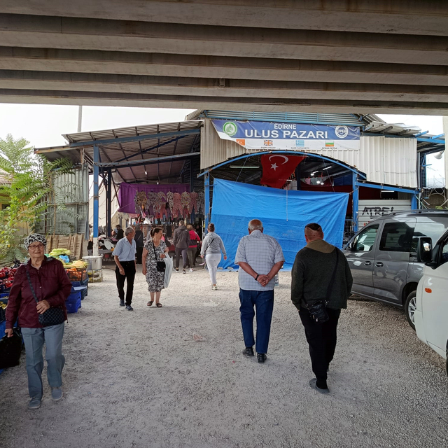 Edirne'de belediyenin kapattığı Ulus Pazarı, mahkeme yoluyla yeniden açıldı