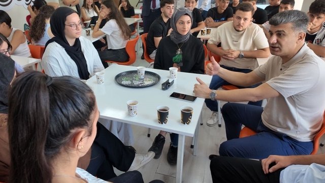 Akdeniz Kaymakamı ve Akdeniz Belediye Başkan Vekili Şener öğrencilerle buluştu