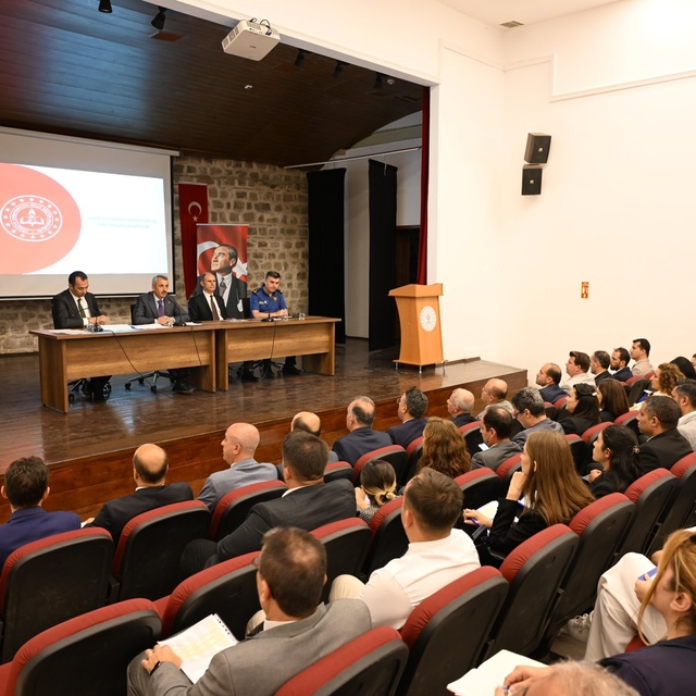 Edirne Valisi Sezer, dezavantajlı bölgelerdeki okulların yöneticileriyle to...