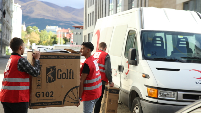 Erzurum'da Türk Kızılay gönüllüleri engelliler için çalışıyor