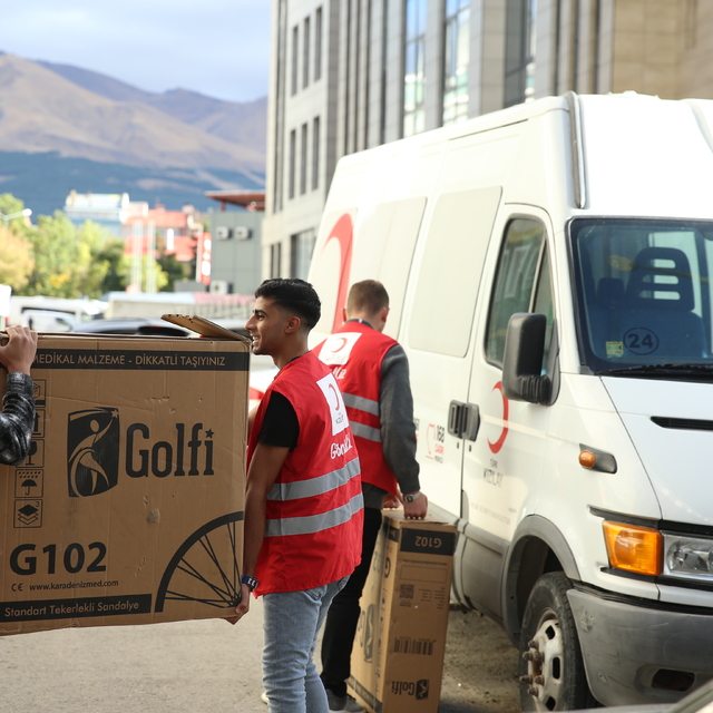 Erzurum'da Türk Kızılay gönüllüleri engelliler için çalışıyor