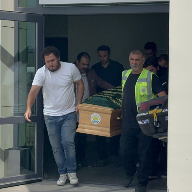 Şarkıcı Güllü, Yalova'da evinin balkonundan düşüp hayatını kaybetti (3)