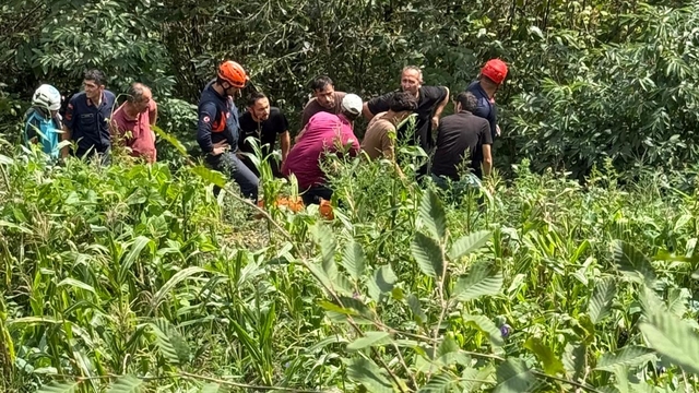 Kamyonet, uçurumdan dere yatağına yuvarlandı: 1 ölü 1 yaralı