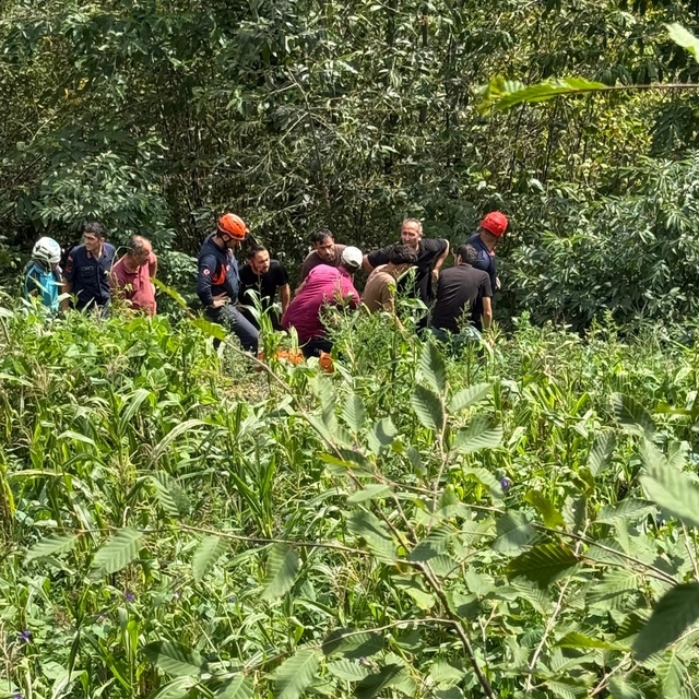 Kamyonet, uçurumdan dere yatağına yuvarlandı: 1 ölü 1 yaralı