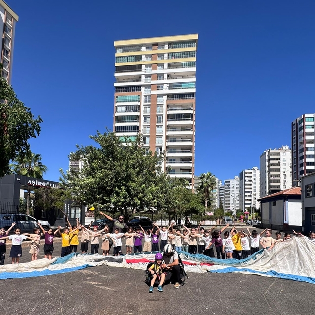 Adana'da öğrencilerin hazırladığı tohum topları yamaç paraşütüyle doğaya at...