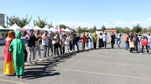 Ağrı'da özel çocuklar ve aileleri şenlikte stres atıp eğlendi