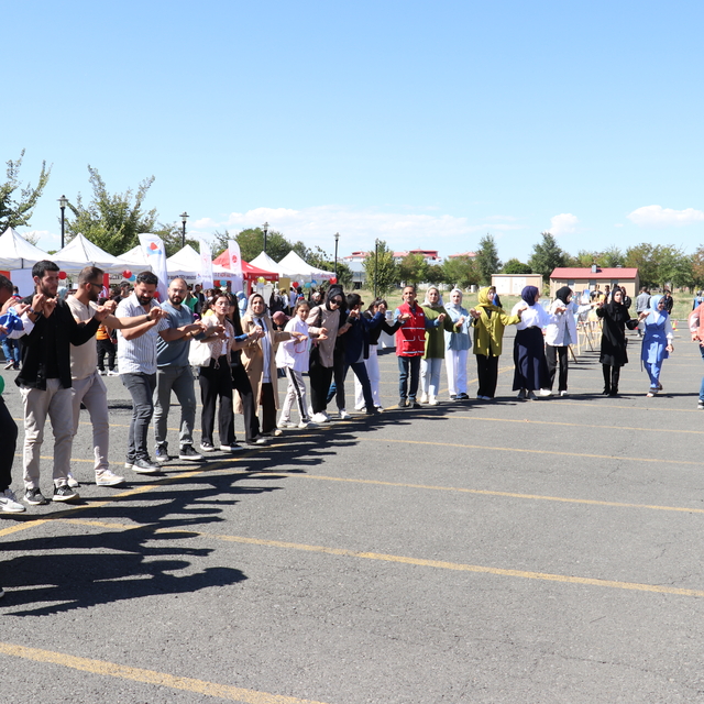 Ağrı'da özel çocuklar ve aileleri şenlikte stres atıp eğlendi