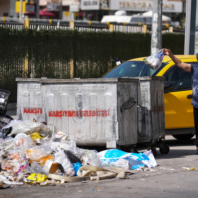 İzmir'in Karşıyaka ilçesinde vatandaşlardan biriken çöplere tepki