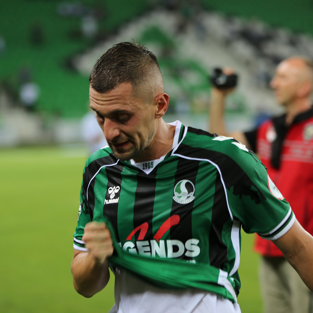 Sakaryaspor'da Caner Erkin ve Burak Altıparmak kadro dışı bırakıldı