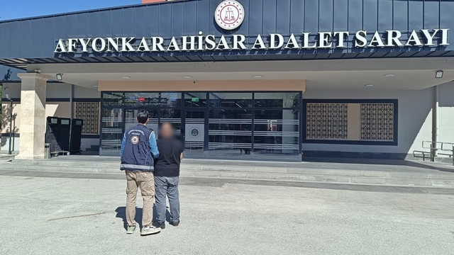 Afyonkarahisar'da kullandığı aracın bagajında düzensiz göçmen yakalanan zanlı tutuklandı
