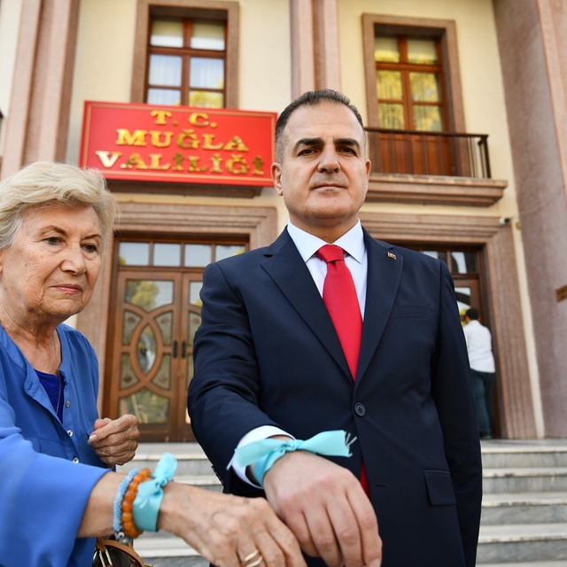 Muğla Valisi Akbıyık'tan Küresel Sumud Filosu'na turkuaz kurdeleli destek