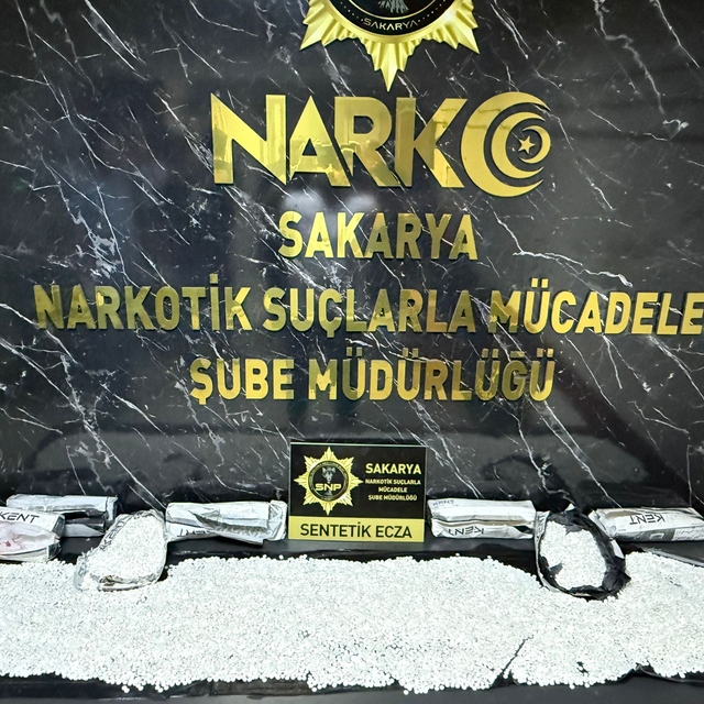 Sakarya'da 50 bin 140 sentetik ecza sevkiyatı yaparken yakalanan şüpheli tu...