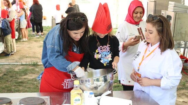 Edirne Gastronomi Festivali'nde anneler ve çocukları en lezzetli keki yapmak için yarıştı