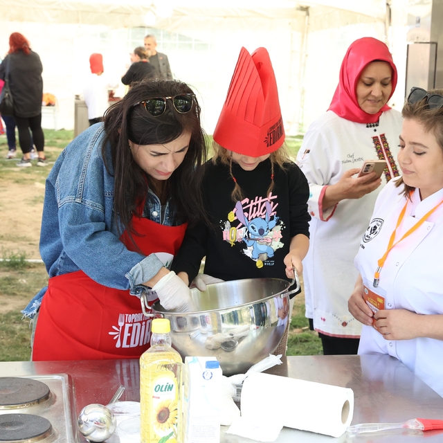 Edirne Gastronomi Festivali'nde anneler ve çocukları en lezzetli keki yapma...