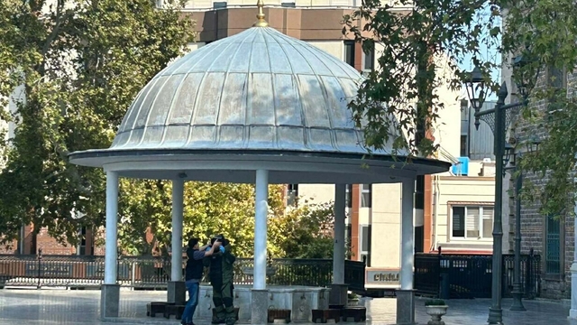 Tarihi caminin avlusuna bırakılan çanta fünye ile patlatıldı