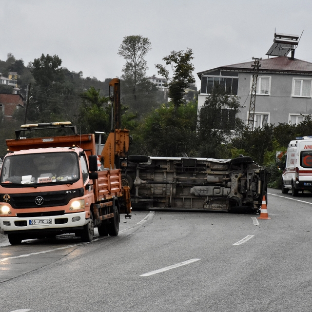 Ordu'da devrilen hasta nakil aracının sürücüsü yaralandı
