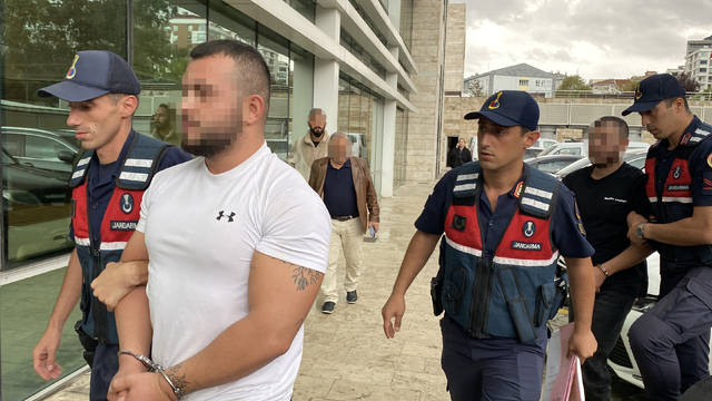 Annesiyle gönül ilişkisi yaşadığını iddia ettiği kişiyi, 2 arkadaşıyla birlikte kaçırıp darbettiler