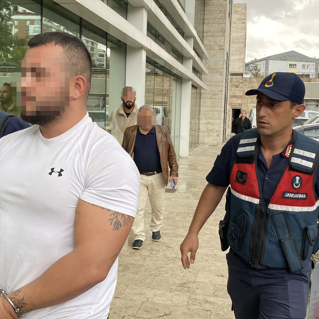 Annesiyle gönül ilişkisi yaşadığını iddia ettiği kişiyi, 2 arkadaşıyla birl...