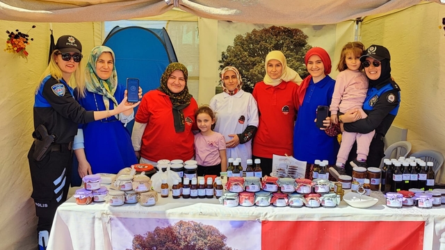 Kırşehir'de polis ekipleri, kadınlara KADES'i tanıttı