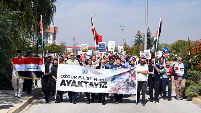 Afyonkarahisar'da akademisyenler ve üniversite öğrencileri Filistin'e destek yürüyüşü yaptı