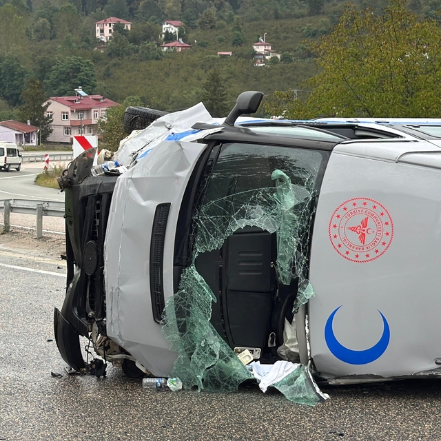 Hasta nakil aracı, kayganlaşan yolda yan yattı; 1 yaralı