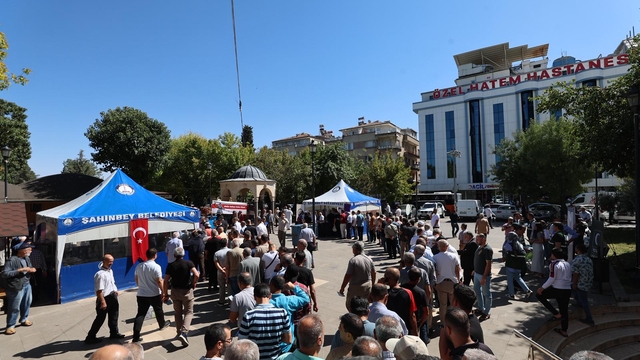 Şahinbey Belediyesi ahilik haftası nedeniyle pilav dağıttı