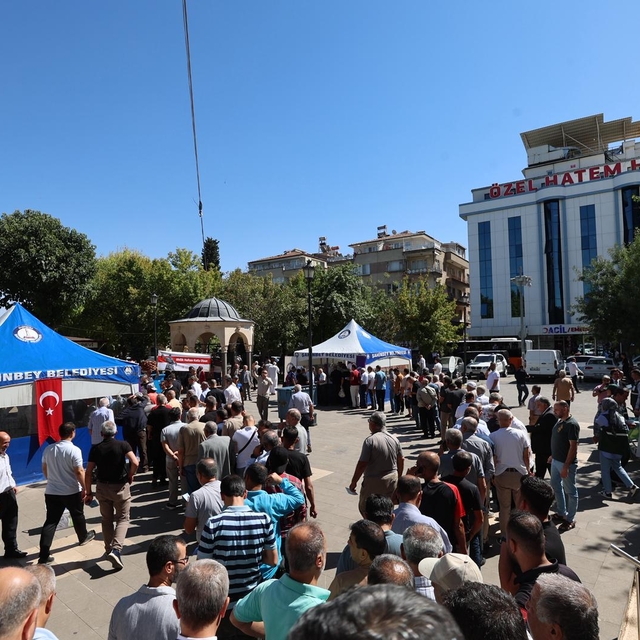 Şahinbey Belediyesi ahilik haftası nedeniyle pilav dağıttı