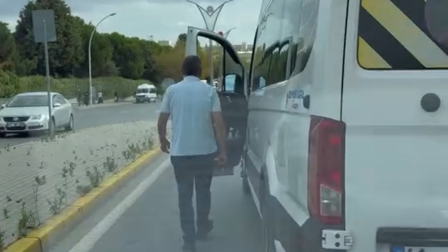 Okul servis şoförü, trafikte aracının önünü kestiği sürücüyü tehdit etti
