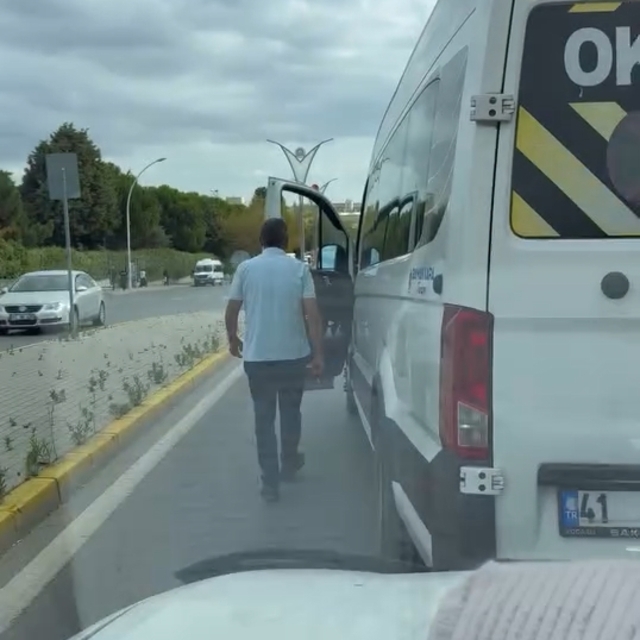 Okul servis şoförü, trafikte aracının önünü kestiği sürücüyü tehdit etti