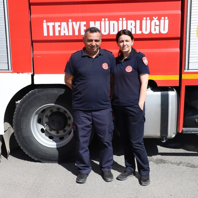 İtfaiyeci çift, alevlerle savaşıyor