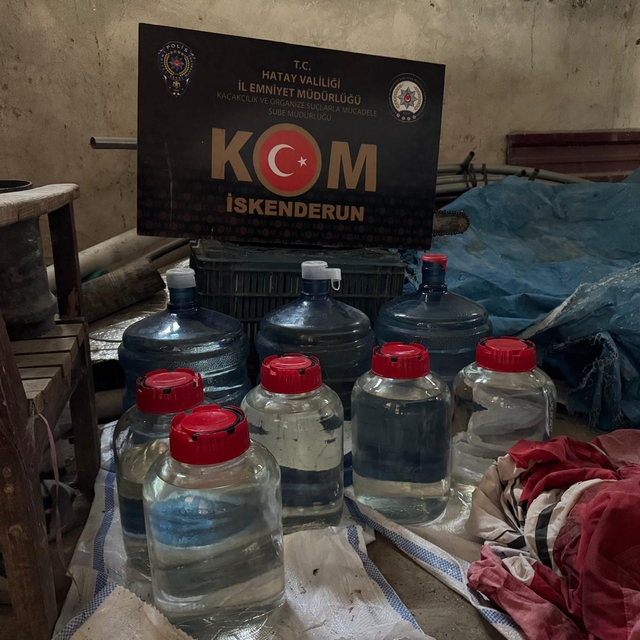 Hatay'da sahte içki ve kaçak sigara ele geçirilen operasyonda 4 şüpheli yak...