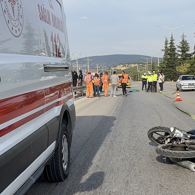 Burdur'da bariyere çarpan motosikletin sürücüsü hayatını kaybetti