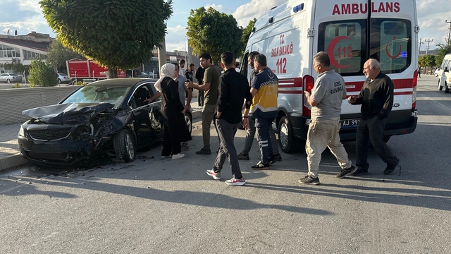 Çorum'da hafif ticari araç ile otomobil çarpıştı, 3 kişi yaralandı