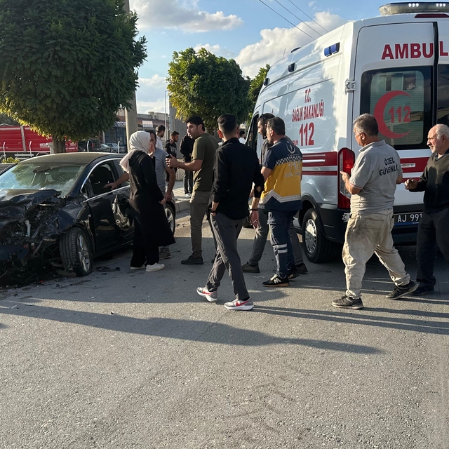 Çorum'da hafif ticari araç ile otomobil çarpıştı, 3 kişi yaralandı
