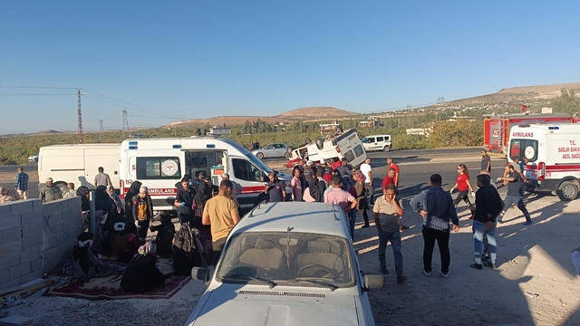 Şanlıurfa'da tütün işçilerinin taşındığı minibüs devrildi: 20 yaralı