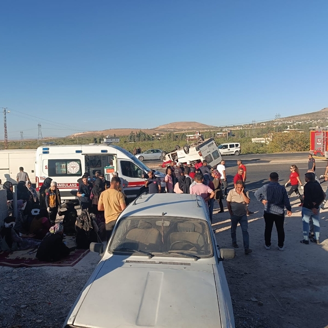 Şanlıurfa'da tütün işçilerinin taşındığı minibüs devrildi: 20 yaralı