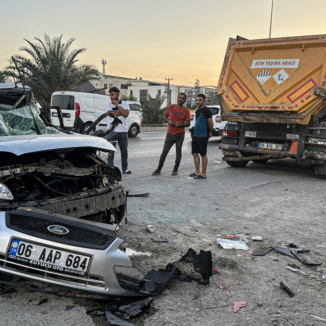 Adana'da kamyona çarpan otomobildeki 2 kişi öldü, 1 kişi yaralandı