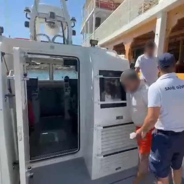 Muğla açıklarında gezi teknesinde yaralanan kişiye tıbbi tahliye