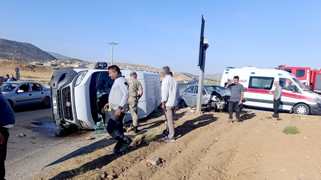 Gaziantep'te otomobil ile minibüs çarpıştı: 6 yaralı