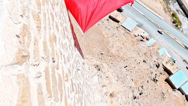 Rüzgarın zarar verdiği tarihi Hoşap Kalesi'ndeki Türk bayrağının yenisi surlara asıldı