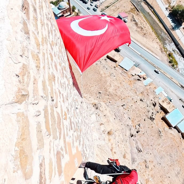 Rüzgarın zarar verdiği tarihi Hoşap Kalesi'ndeki Türk bayrağının yenisi sur...