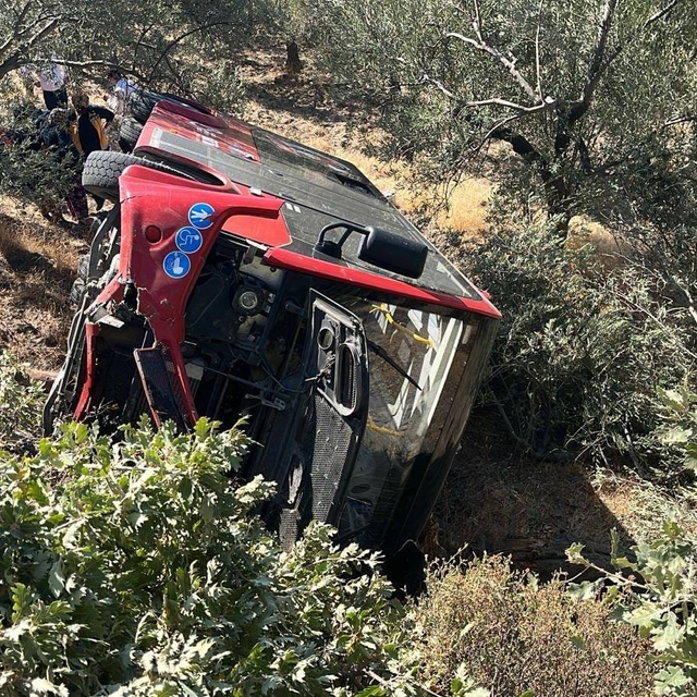 Balıkesir'de zeytinliğe devrilen halk otobüsündeki 9 kişi yaralandı