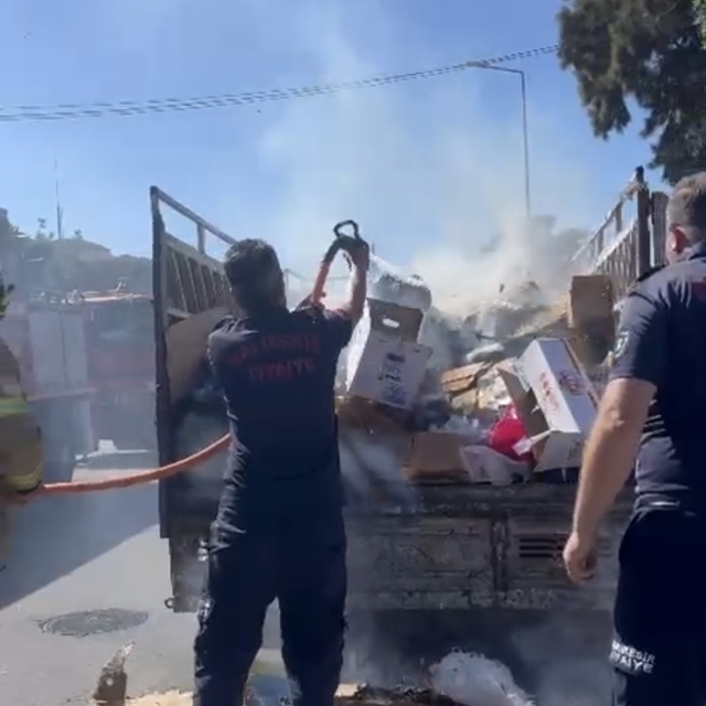 İtfaiye ekipleri töreni bırakıp, kamyonetteki yangınına müdahale etti