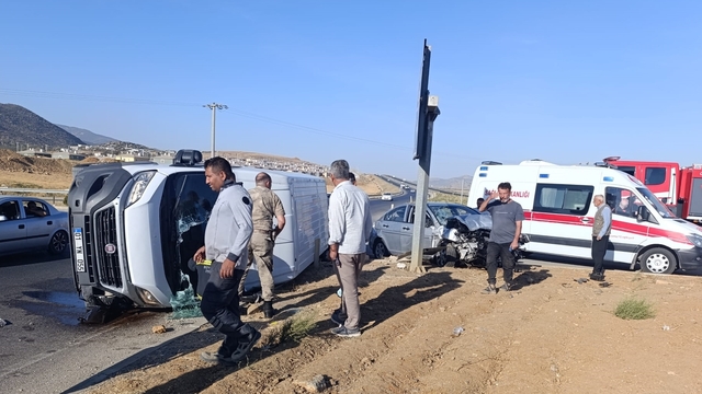 Gaziantep'te otomobil ile minibüs çarpıştı, 6 kişi yaralandı