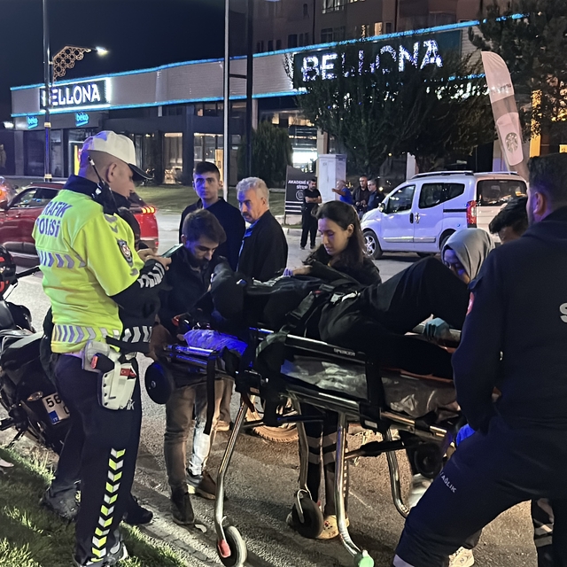 Sivas'ta 2 motosiklet çarpıştı; 2 yaralı