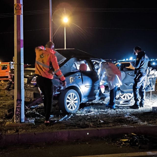 Kars'ta kereste yüklü kamyonla çarpışan otomobilin sürücüsü öldü