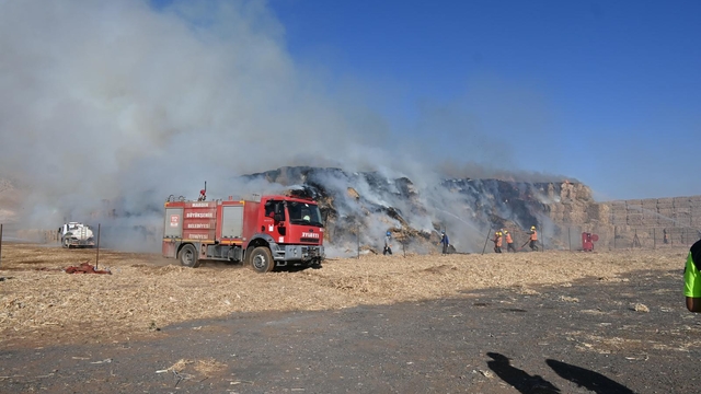 Mardin'de, istiflenen mısır balyaları alev aldı